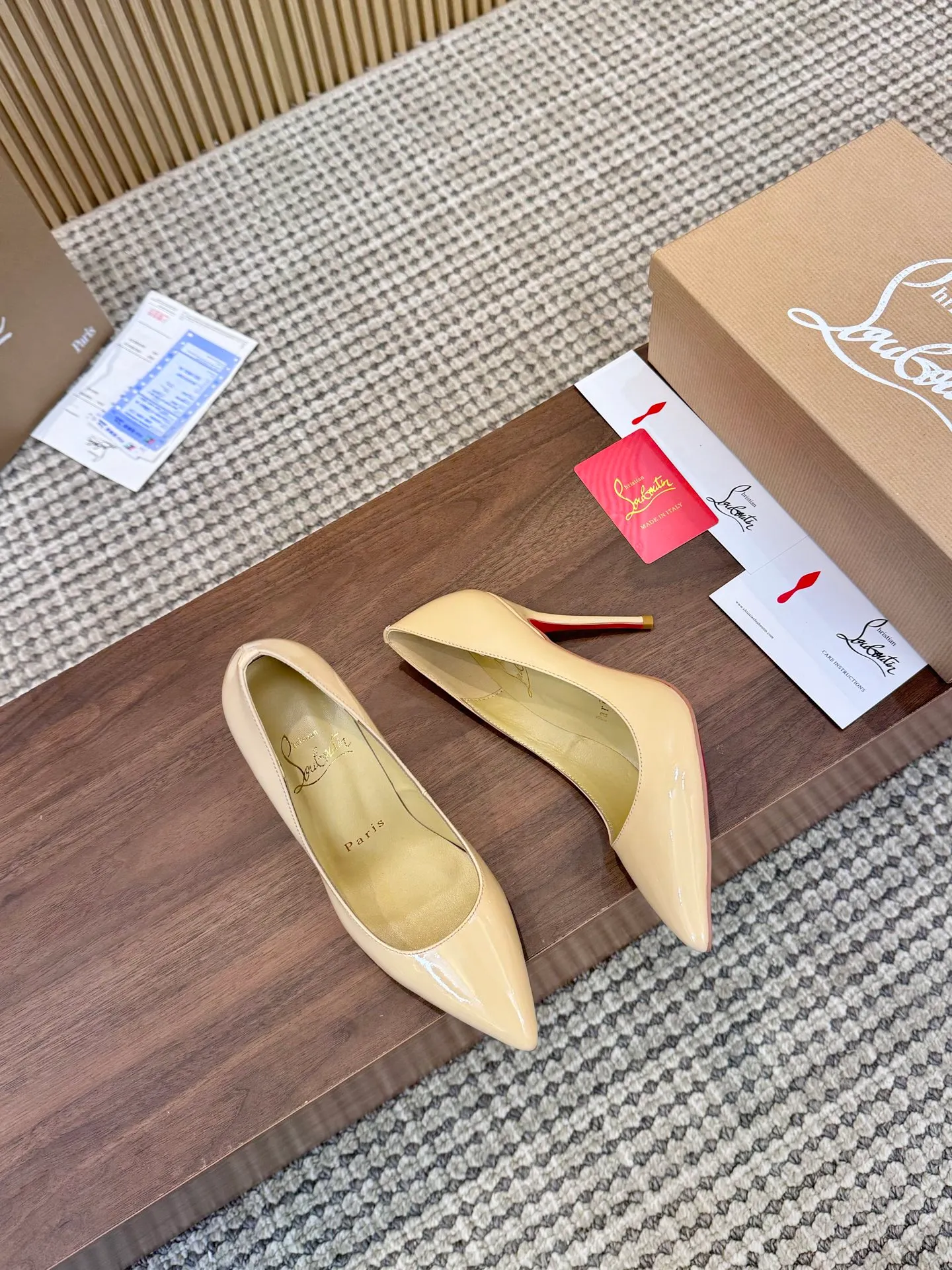 👟👟Ex-factory price 440👟👟 Genuine leather sole +40 Year-round shipment💝Christian Louboutin CL👠 Classic "💎Cow Patent Leather💎 Series" noble and luxurious, real blingbling👟👟 Real materials, all customized by the pattern maker, and the materials are made of original customized materials to achieve the taste of the original 6 color options💍 Upper: Imported 👉cow patent leather💪 Lining: Sheepskin foot pad/lining Size: 34-40.41.42 Heel height: 10.5cm and 8.5cm two options Leather sole Rubber sole